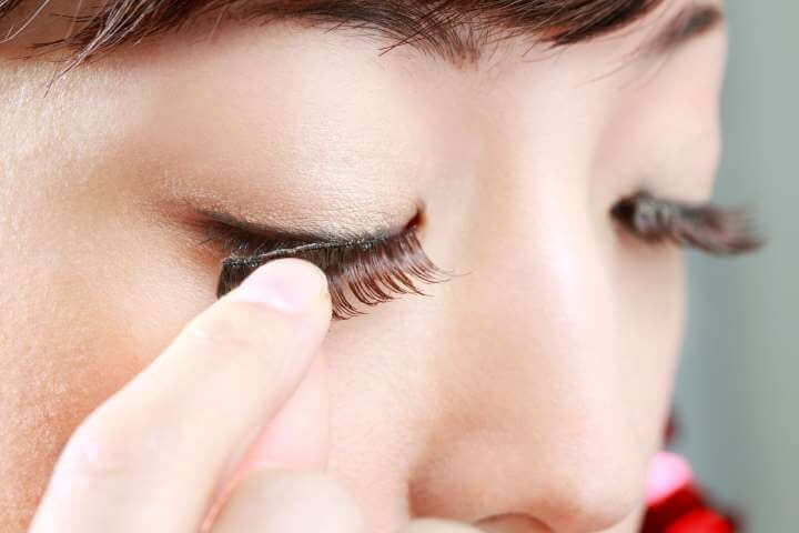 remove false lashes